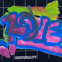 LOVE グラフィック ポーチ